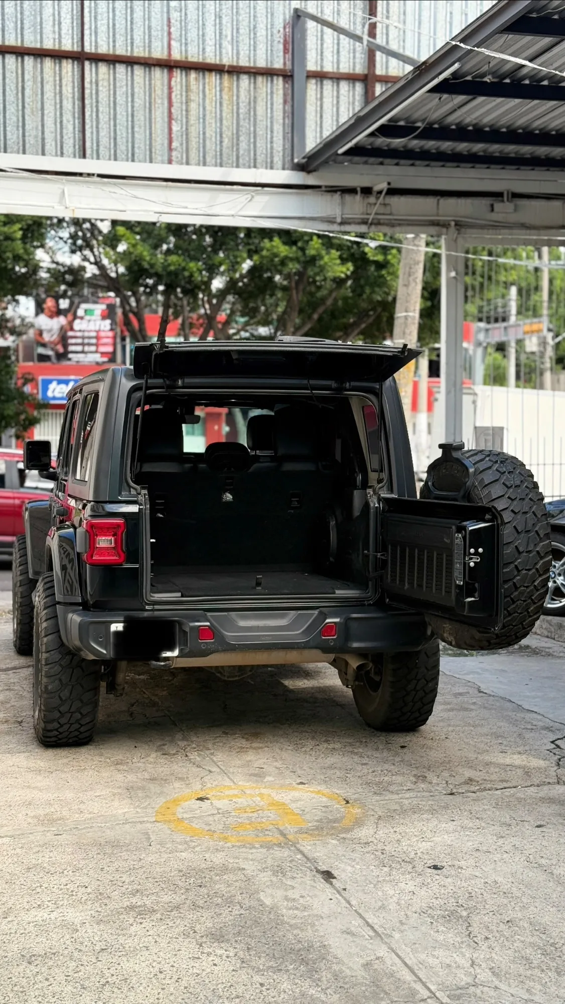 Jeep Wrangler Sahara Unlimited 2018 — foto 9