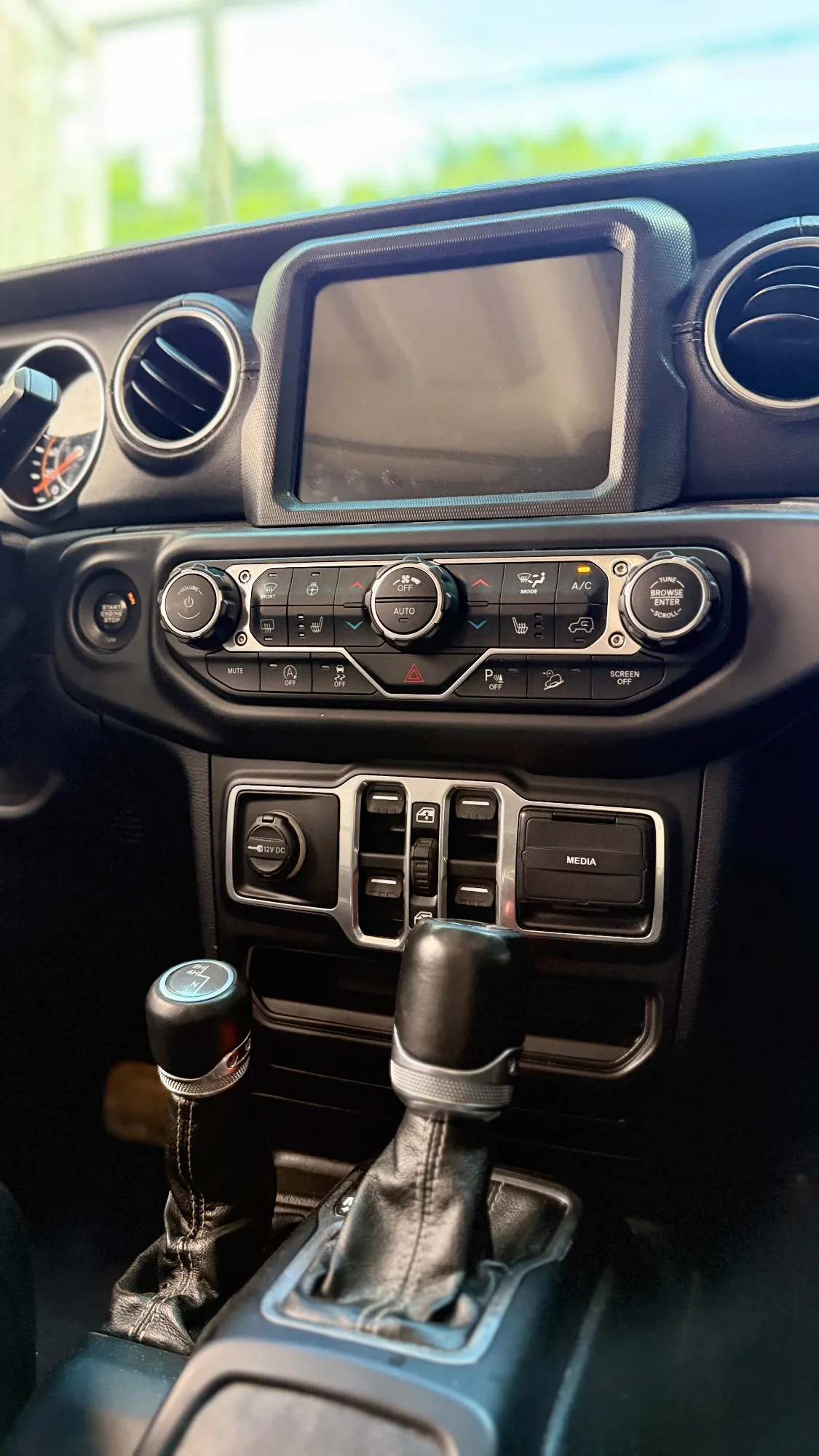 Jeep Wrangler Sahara Unlimited 2018 — foto 10